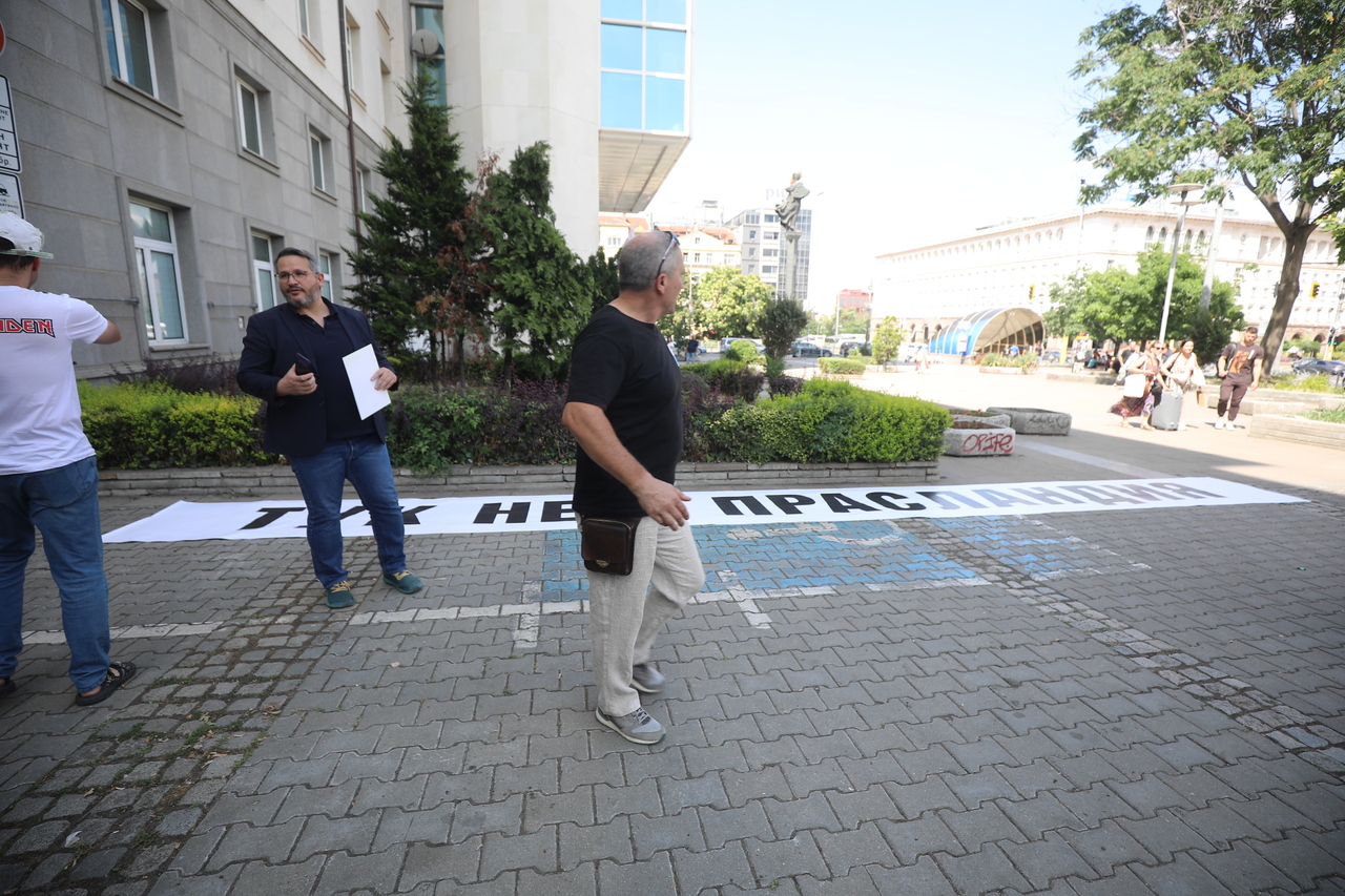 <p>Граждани се събраха пред сградата на Комисията за противодействие на корупцията на протест с искане за оставката на Антон Славчев, изпълняващ функциите председател на комисията и цялостно закриване на органа.</p>