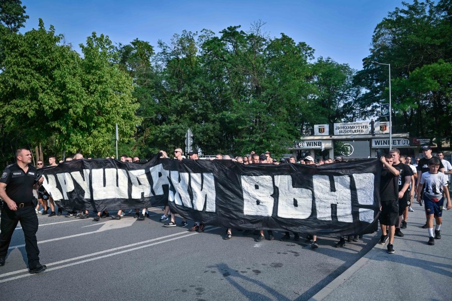 Фенове на Локомотив Пловдив с протест срещу собственика Христо Крушарски1