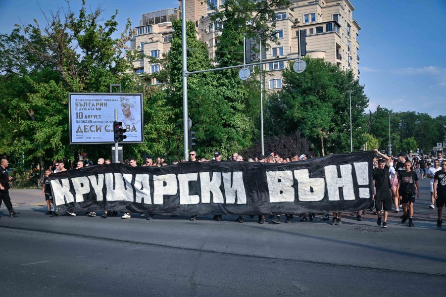 Фенове на Локомотив Пловдив с протест срещу собственика Христо Крушарски1
