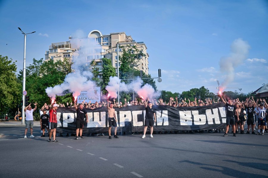 Фенове на Локомотив Пловдив с протест срещу собственика Христо Крушарски1