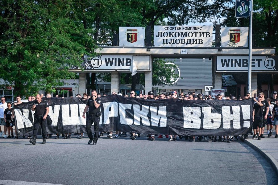 Фенове на Локомотив Пловдив с протест срещу собственика Христо Крушарски1