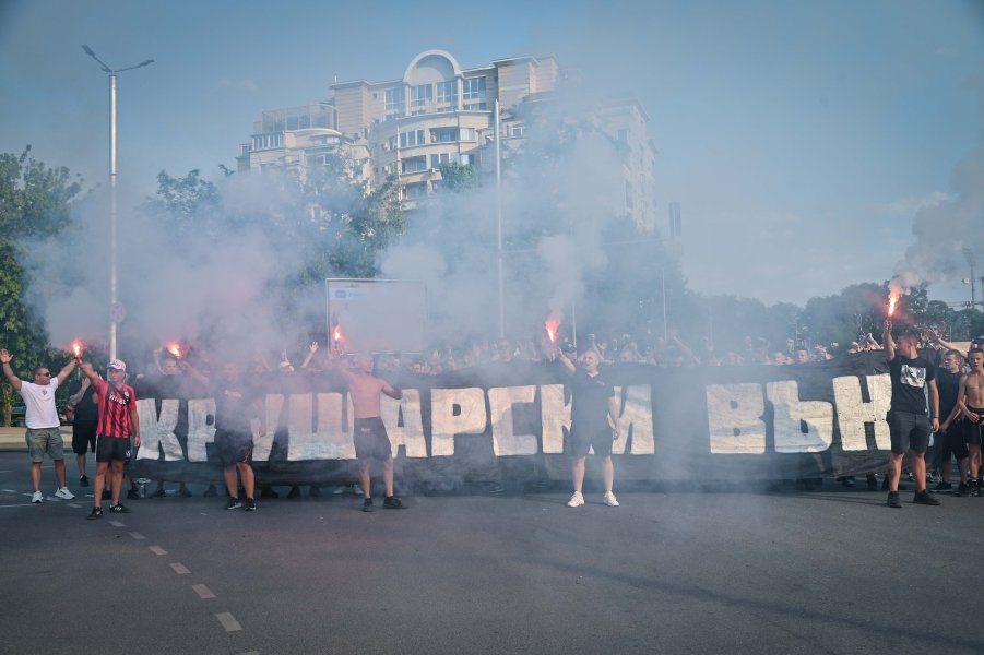 Фенове на Локомотив Пловдив с протест срещу собственика Христо Крушарски1