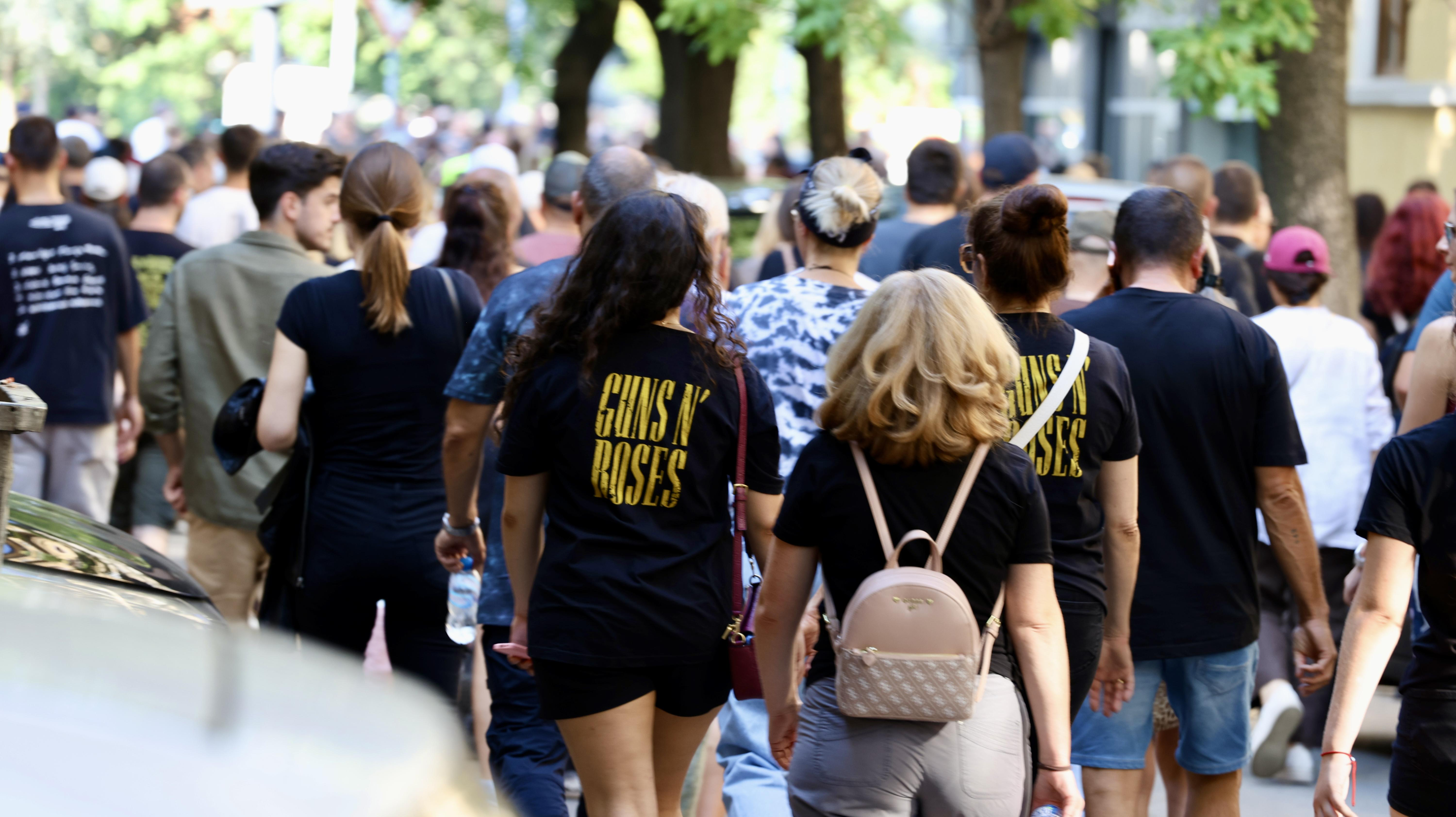 Еуфория и хиляди фенове преди концерта на Guns N" Roses в София.