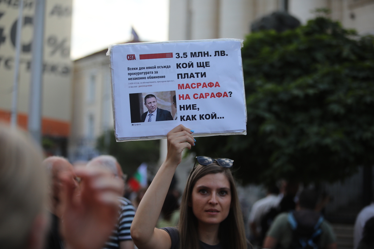 <p>Граждани поискаха оставката на изпълняващия функциите (и.ф.) главен прокурор Борислав Сарафов с протестно шествие от Съдебната палата в София и крайна точка историческата сграда на Народното събрание.</p>