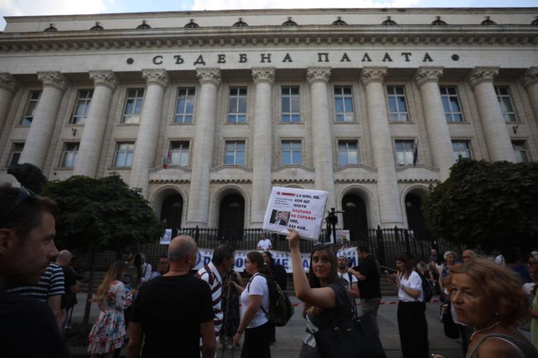 Граждани поискаха оставката на Борислав Сарафов с протест в центъра