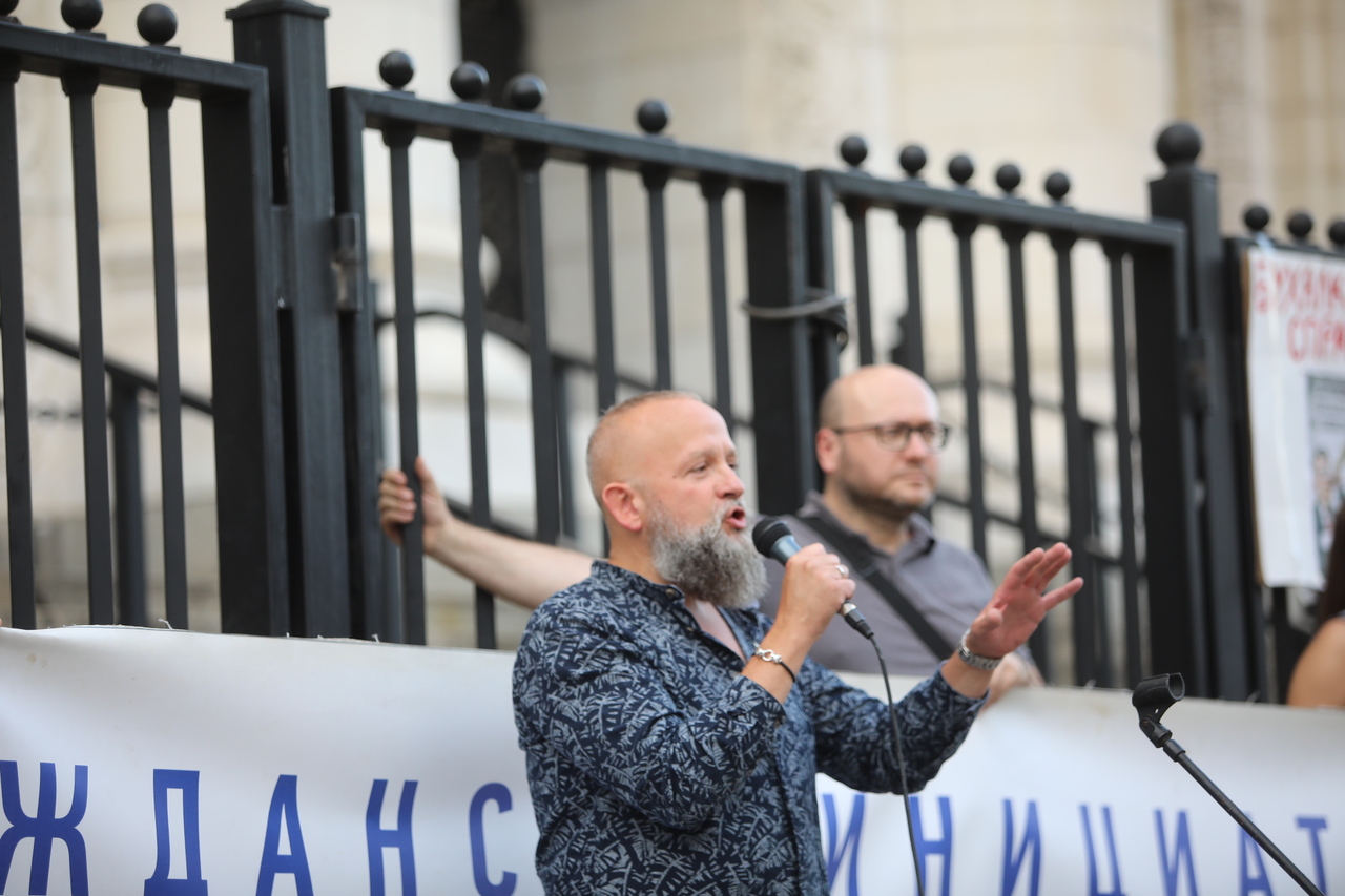 <p>Граждани поискаха оставката на изпълняващия функциите (и.ф.) главен прокурор Борислав Сарафов с протестно шествие от Съдебната палата в София и крайна точка историческата сграда на Народното събрание.</p>