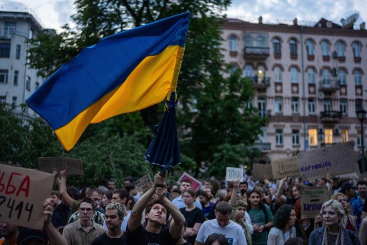 Протест срещу Зеленски и руски обстрел в Украйна