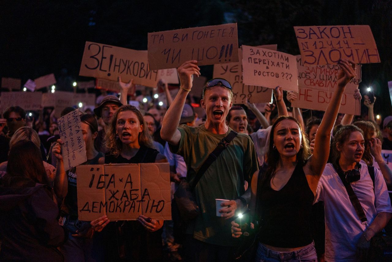 <p>Протест срещу Зеленски и руски обстрел в Украйна</p>