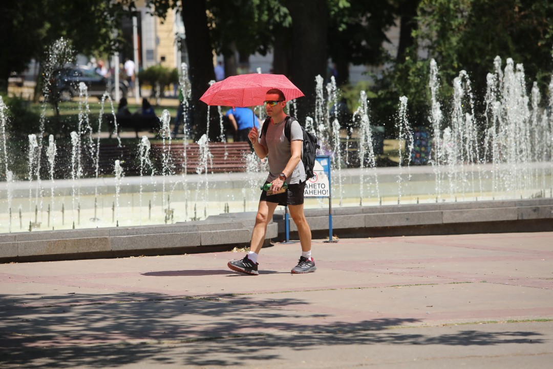 <p>Температурите в столицата достигнаха над 35&deg;C, а улиците на София се превърнаха в сцена на битка с горещината. От празни паркове и търсещи сянка минувачи до освежаващи фонтани и разхлаждащи напитки - вижте как жителите на града посрещат най-горещите дни на лятото.</p>