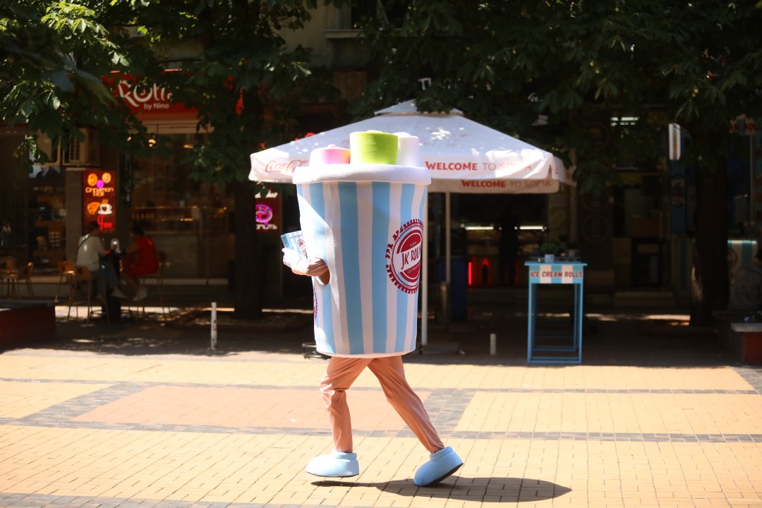 <p>Температурите в столицата достигнаха над 35&deg;C, а улиците на София се превърнаха в сцена на битка с горещината. От празни паркове и търсещи сянка минувачи до освежаващи фонтани и разхлаждащи напитки - вижте как жителите на града посрещат най-горещите дни на лятото.</p>