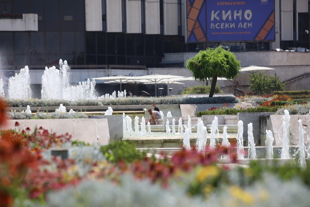<p>Температурите в столицата достигнаха над 35&deg;C, а улиците на София се превърнаха в сцена на битка с горещината. От празни паркове и търсещи сянка минувачи до освежаващи фонтани и разхлаждащи напитки - вижте как жителите на града посрещат най-горещите дни на лятото.</p>