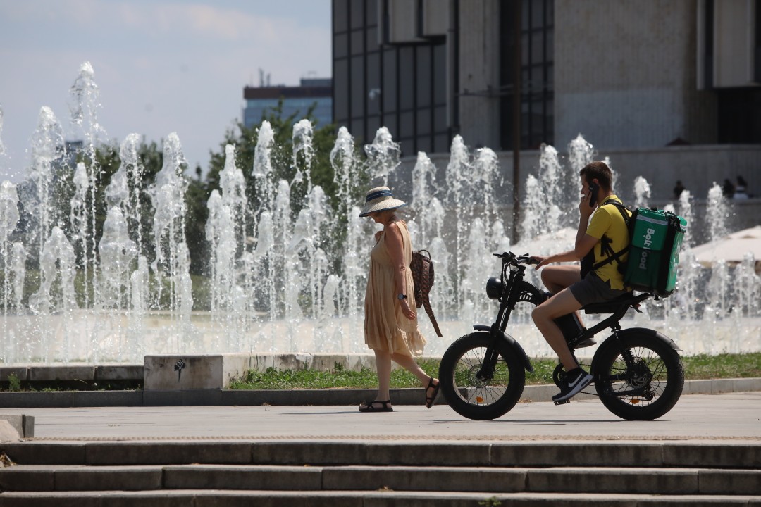 <p>Температурите в столицата достигнаха над 35&deg;C, а улиците на София се превърнаха в сцена на битка с горещината. От празни паркове и търсещи сянка минувачи до освежаващи фонтани и разхлаждащи напитки - вижте как жителите на града посрещат най-горещите дни на лятото.</p>