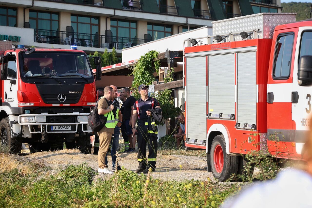 <p>Двадесет и два леки автомобила са напълно изгорели при възникналия по-рано днес пожар в Свети Влас.</p>