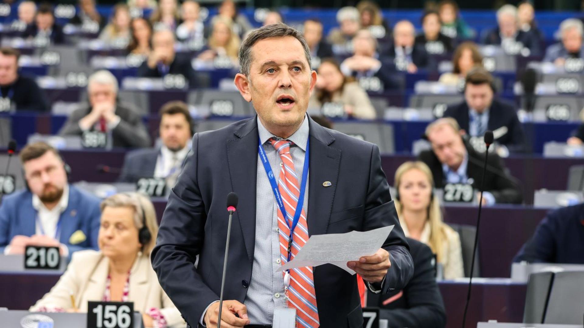 Евродепутатът от крайнодясната партия Алианс за обединение на румънците АУР