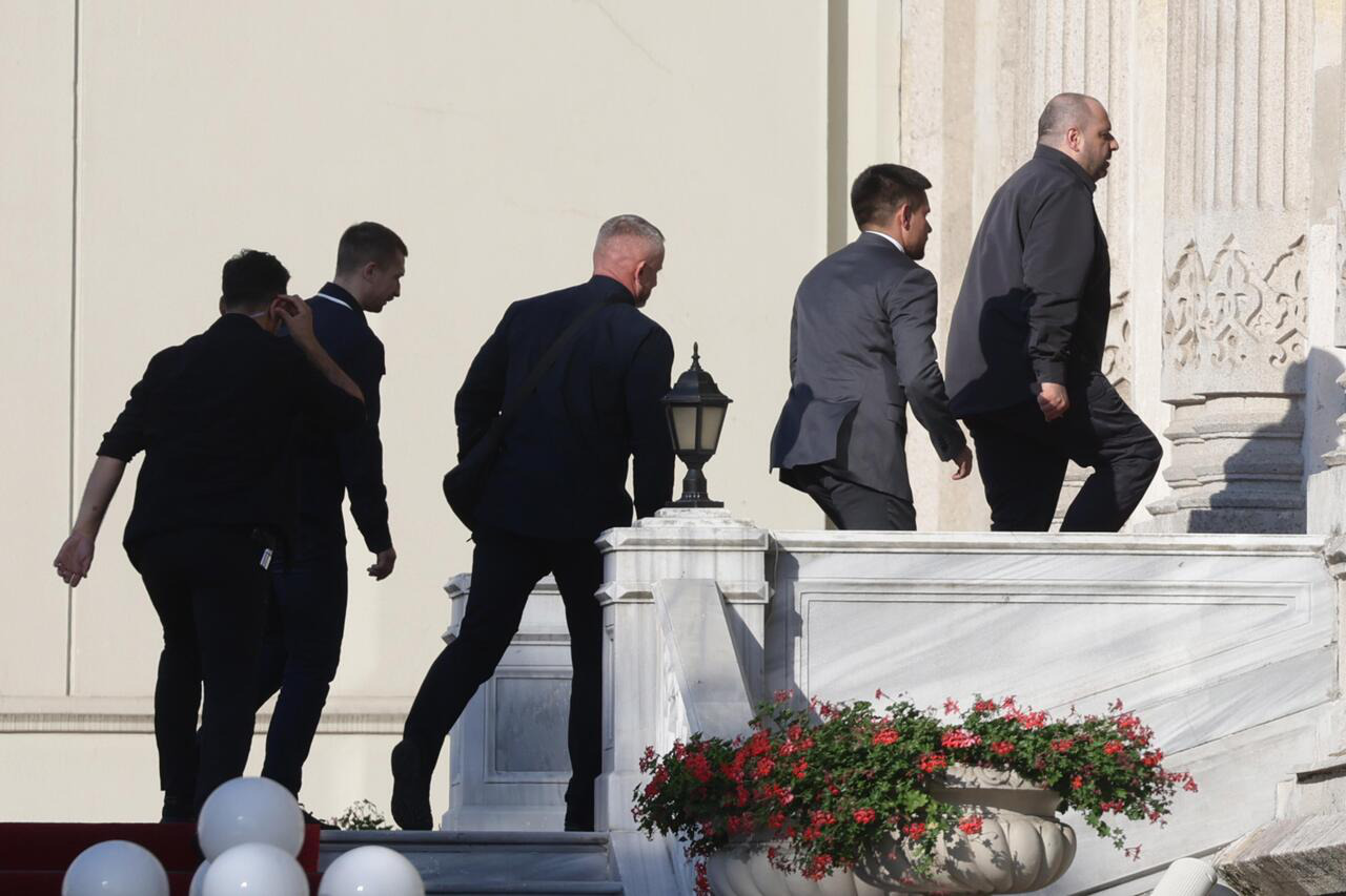 Представители на Украйна и Русия пристигнаха в двореца "Чираган".