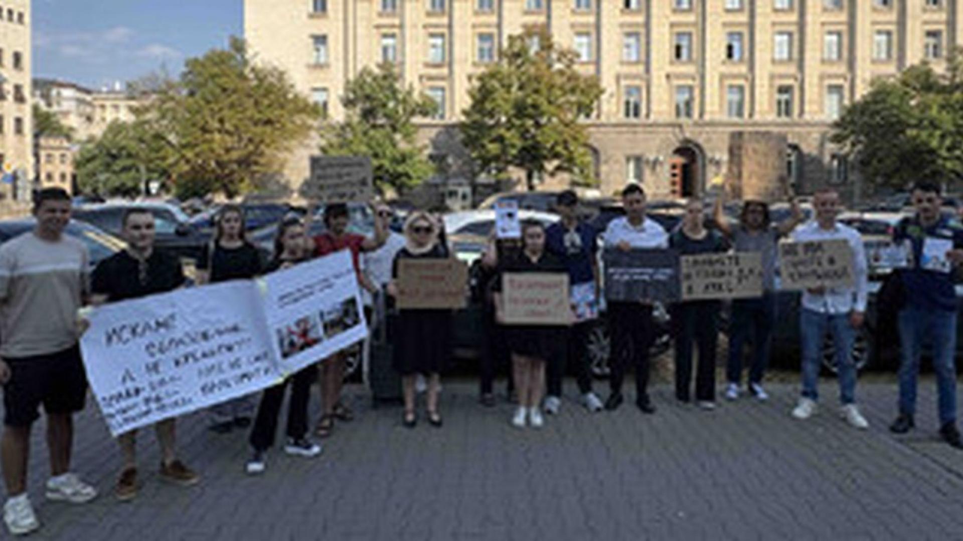 След скока на студентските такси за платено обучение през следващата