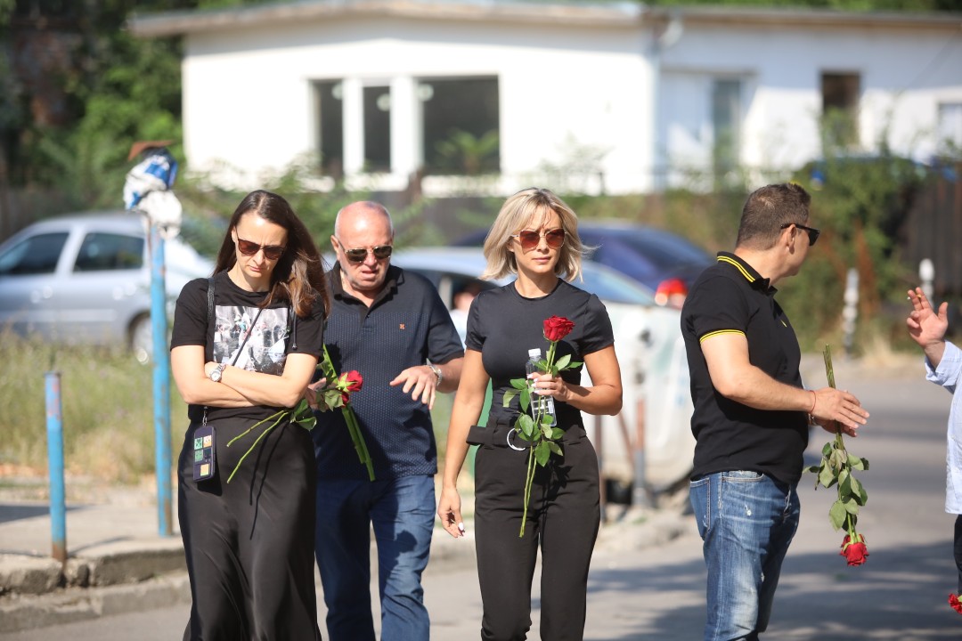 <p>Близки, приятели и обществени личности се събраха, за да отдадат последна почит на Тодор Славков &ndash; наследник на една от най-емблематичните български фамилии. Вълнение, тъга и благодарност белязаха този прощален ден.</p>