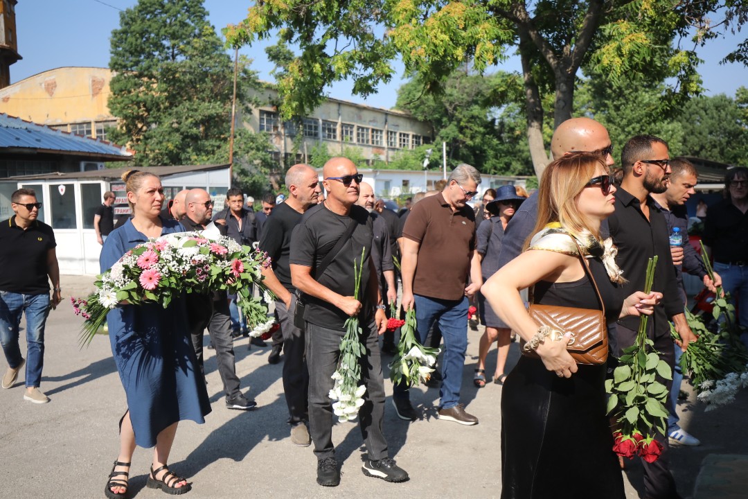 <p>Близки, приятели и обществени личности се събраха, за да отдадат последна почит на Тодор Славков &ndash; наследник на една от най-емблематичните български фамилии. Вълнение, тъга и благодарност белязаха този прощален ден.</p>