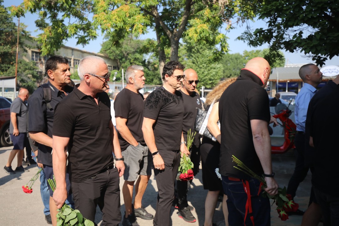 <p>Близки, приятели и обществени личности се събраха, за да отдадат последна почит на Тодор Славков &ndash; наследник на една от най-емблематичните български фамилии. Вълнение, тъга и благодарност белязаха този прощален ден.</p>