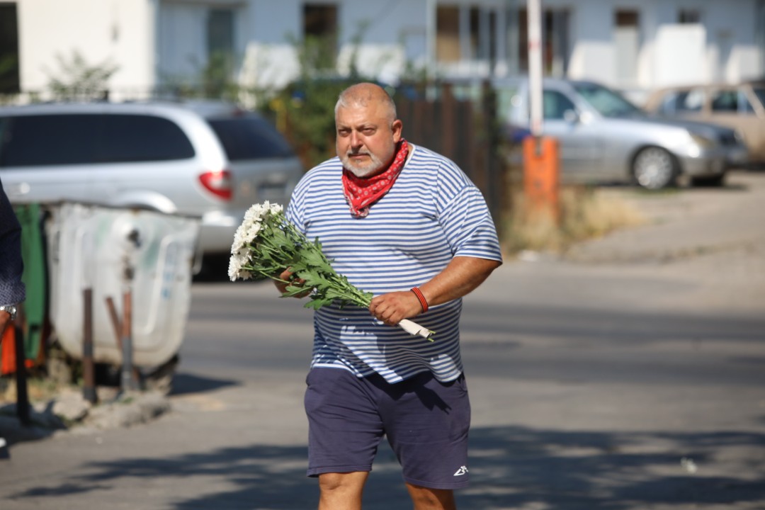 <p>Близки, приятели и обществени личности се събраха, за да отдадат последна почит на Тодор Славков &ndash; наследник на една от най-емблематичните български фамилии. Вълнение, тъга и благодарност белязаха този прощален ден.</p>