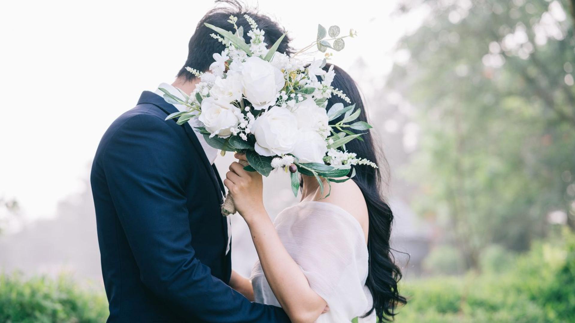 Вбарокова катедрала млада филипинска двойка си казаха да във вода