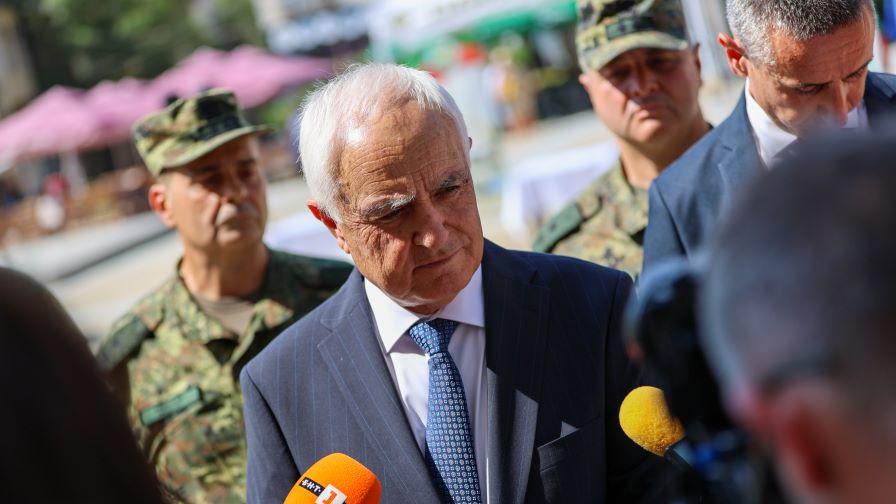 Военният министър за пожара край Костинброд: Съдействаме напълно за разследването