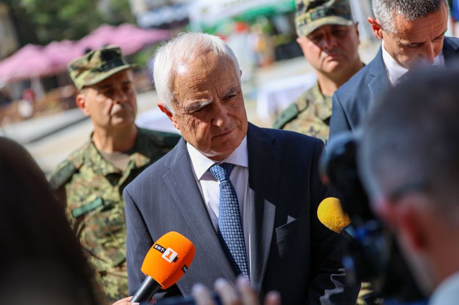 Военният министър за пожара край Костинброд: Съдействаме напълно за разследването