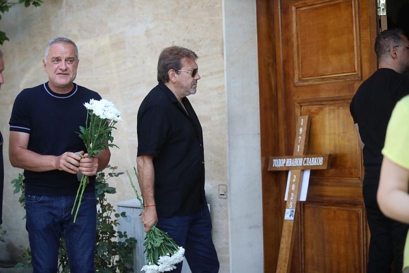 <p>Близки и приятели изпратиха Тодор Славков в последния му път</p>