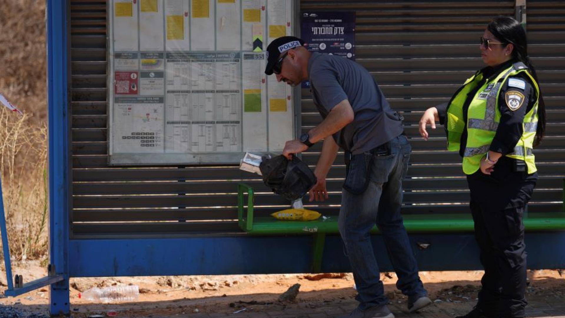Автомобил се вряза в хора чакащи на автобусна спирка край