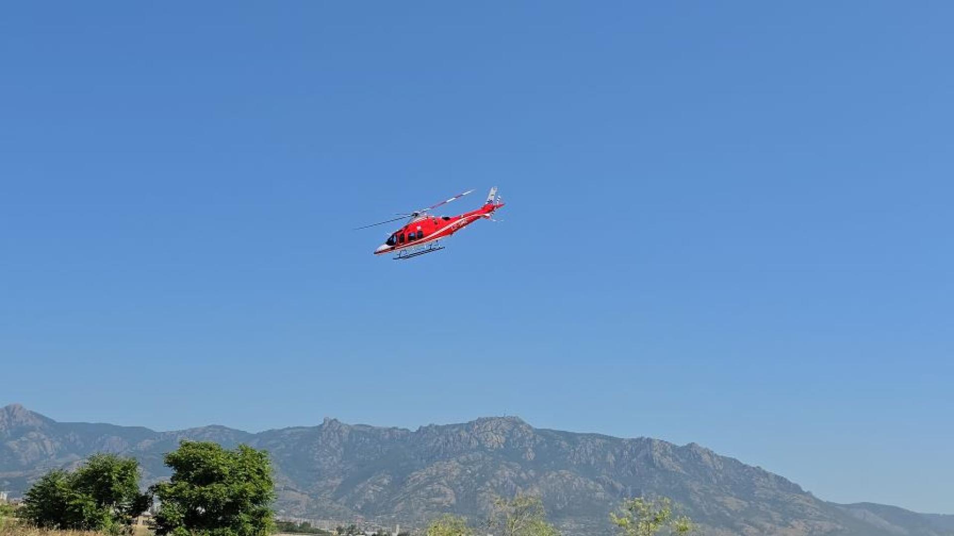 Медицински хеликоптер извършва опознавателни обиколки над планината край Сливен съобщи
