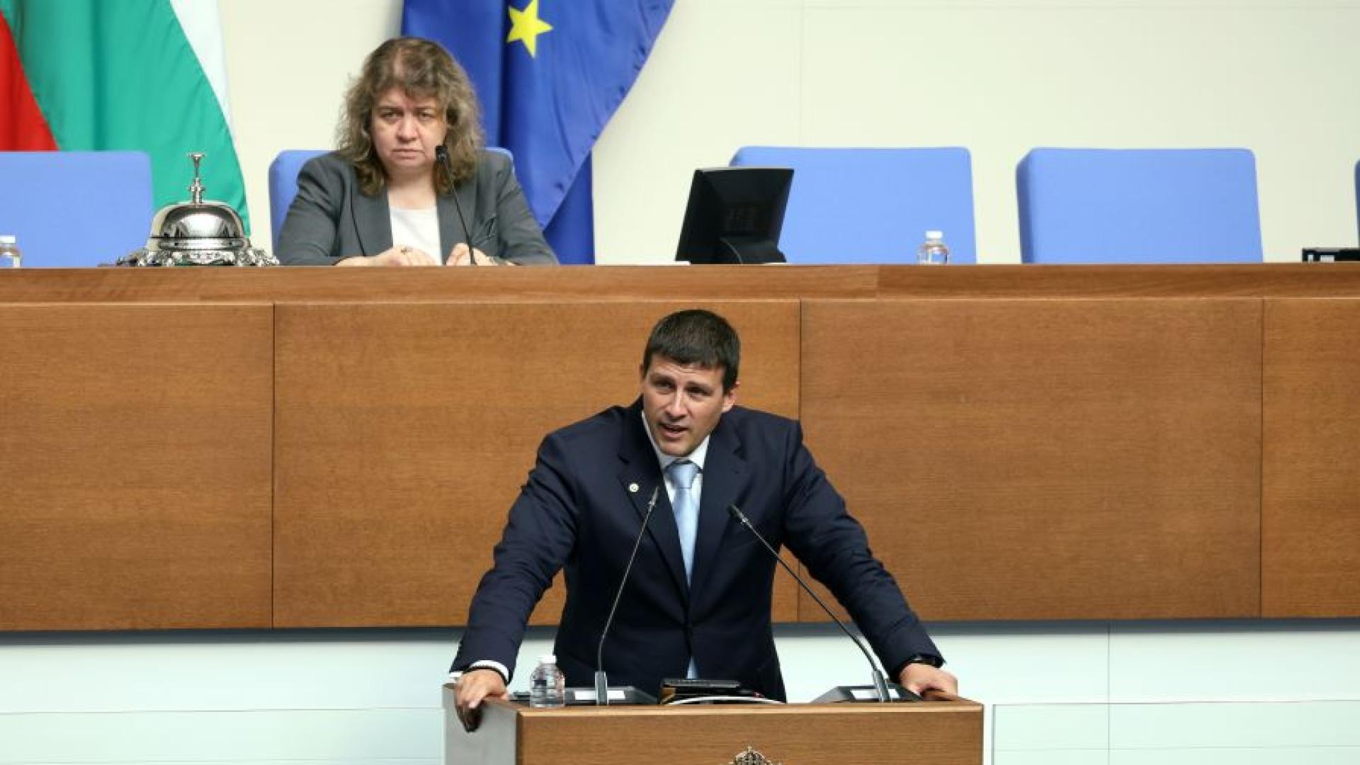 Председателят на парламента Наталия Киселова отне думата на Ивелин Михайлов