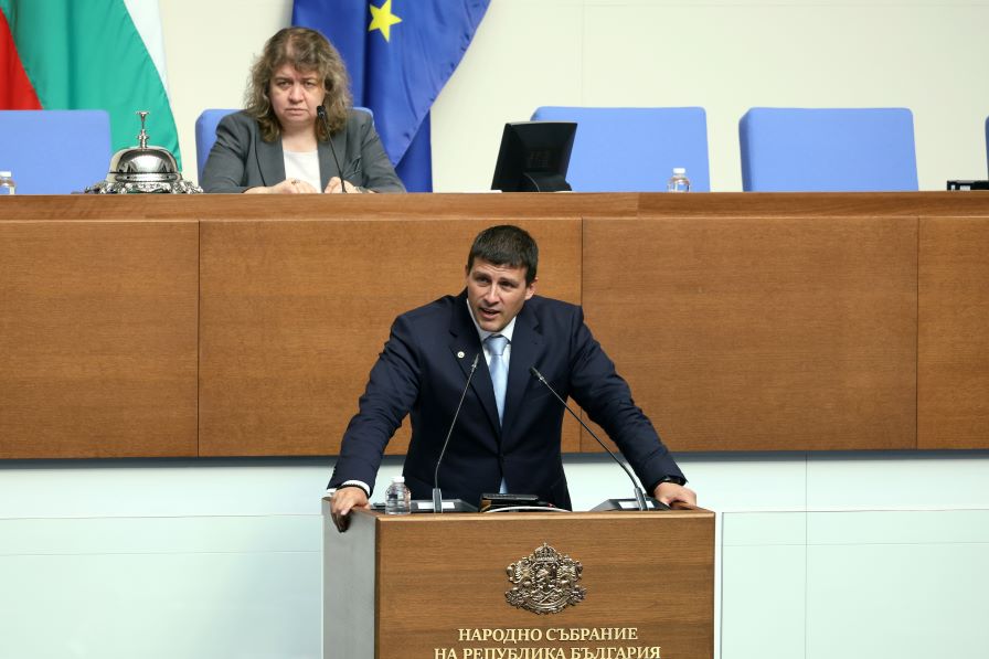 Отново напрежение в НС, Киселова отне думата на Ивелин Михайлов