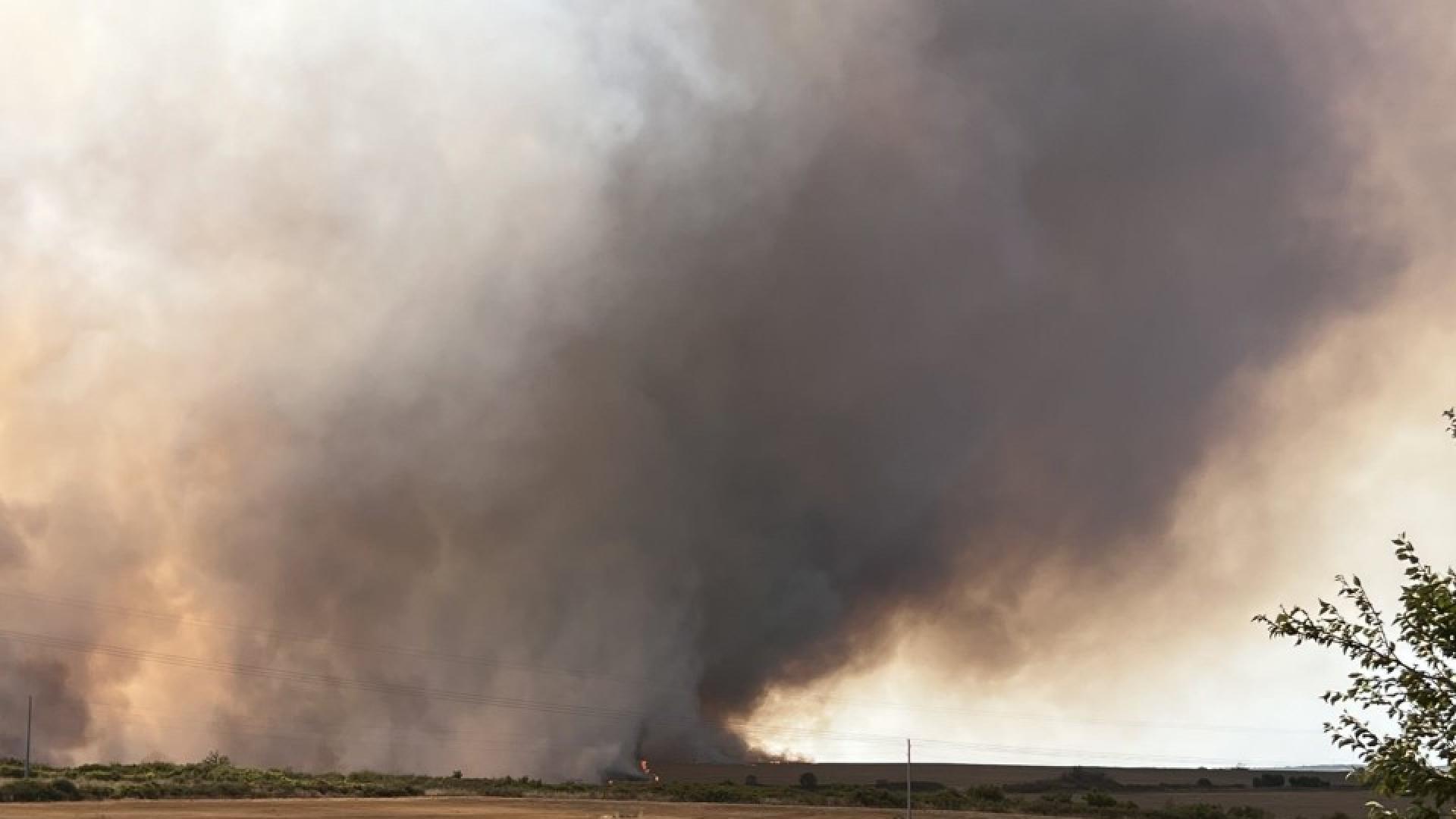 Сухи треви и стърнища горят с землището на бургаското село