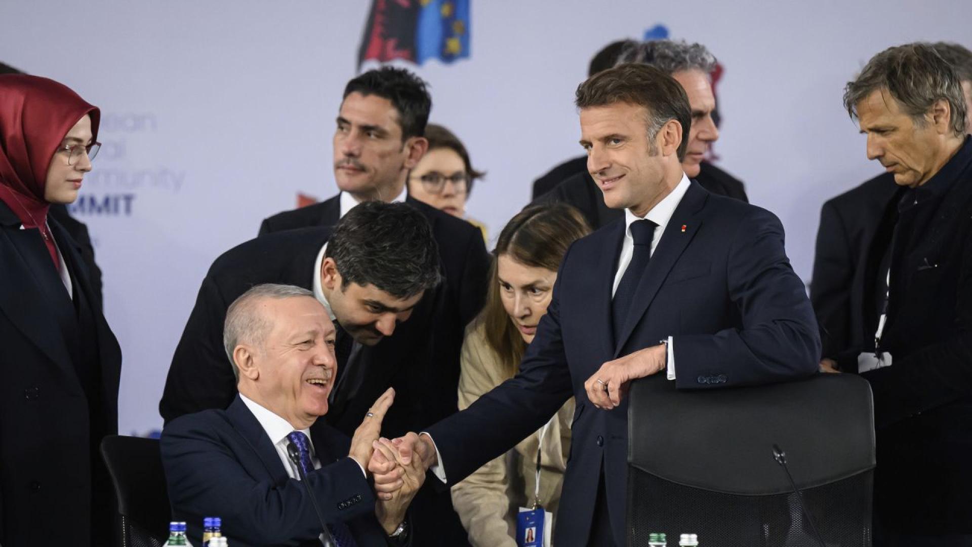 Турският президент Реджеп Тайип Ердоган поздрави в телефонен разговор френския