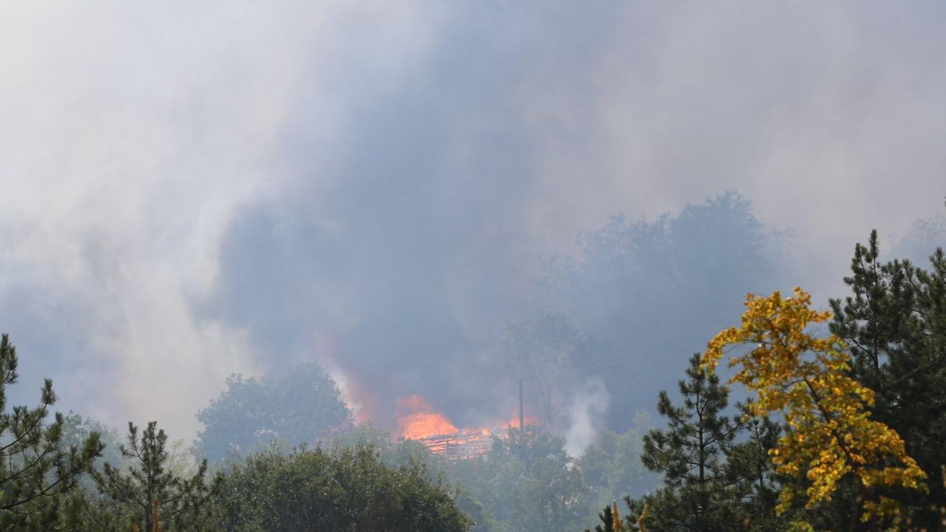 Противопожарни екипи са пренасочени от пожара който бушува в района