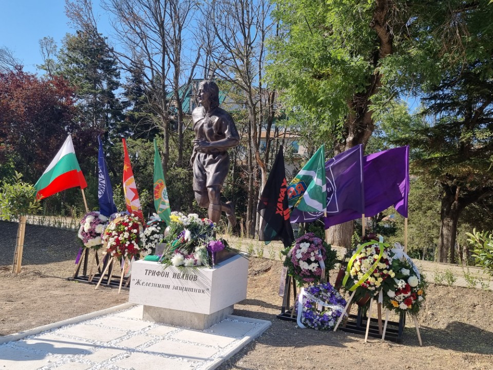 <p>Паметник на легендарния футболист Трифон Иванов беше открит днес пред стадион &bdquo;Ивайло&ldquo; във Велико Търново. На днешния ден железният защитник щеше да навърши 60 години. Пространството пред стадиона беше изпълнено със стотици хора &ndash; фенове, близки и приятели.</p>