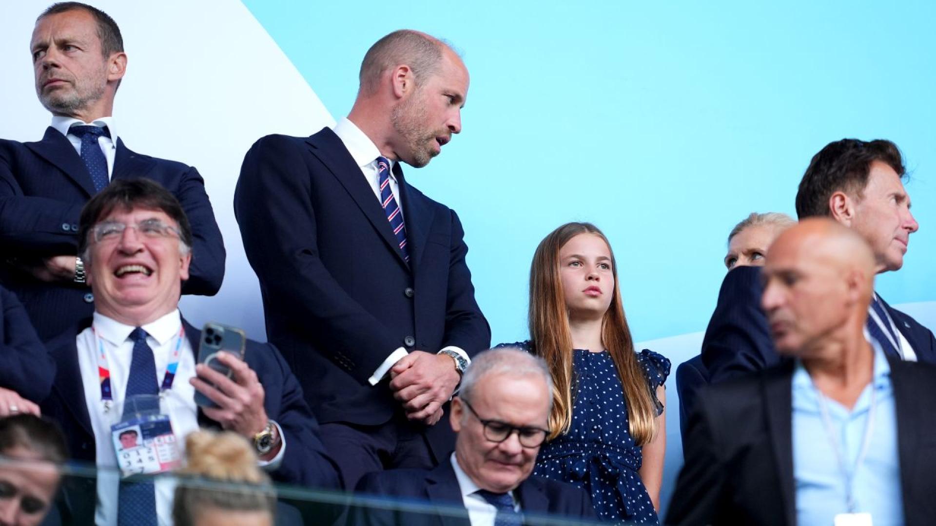 Принцеса Шарлот се появи изненадващо на футболен мач с баща