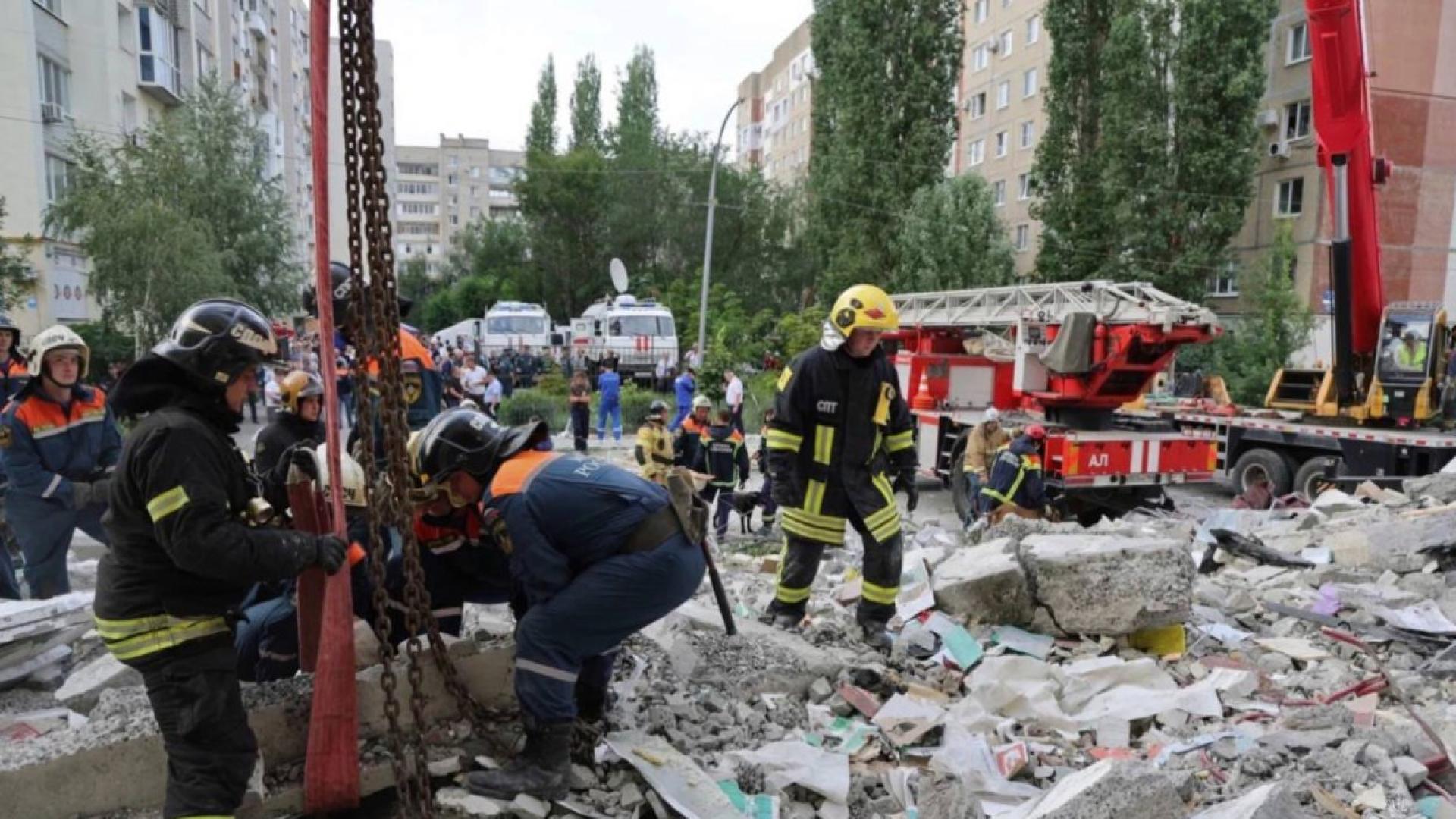 Врезултат на взрив на газовата инсталация на многоетажен жилищен блок в