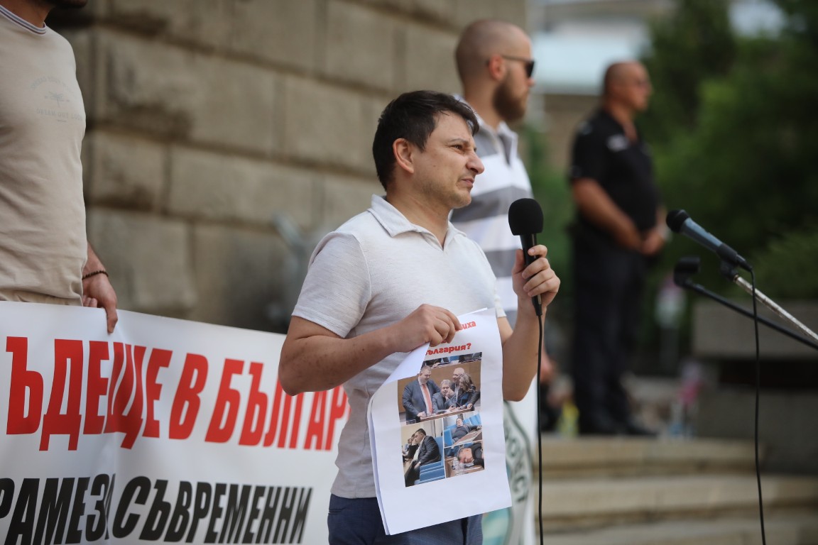 <p>Лекарите настояват за гарантиране на достойно заплащане на труда им.</p>