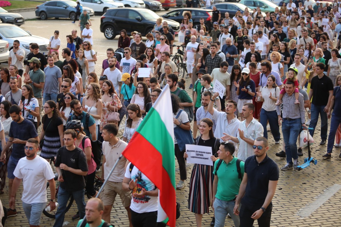 <p>Лекарите настояват за гарантиране на достойно заплащане на труда им.</p>