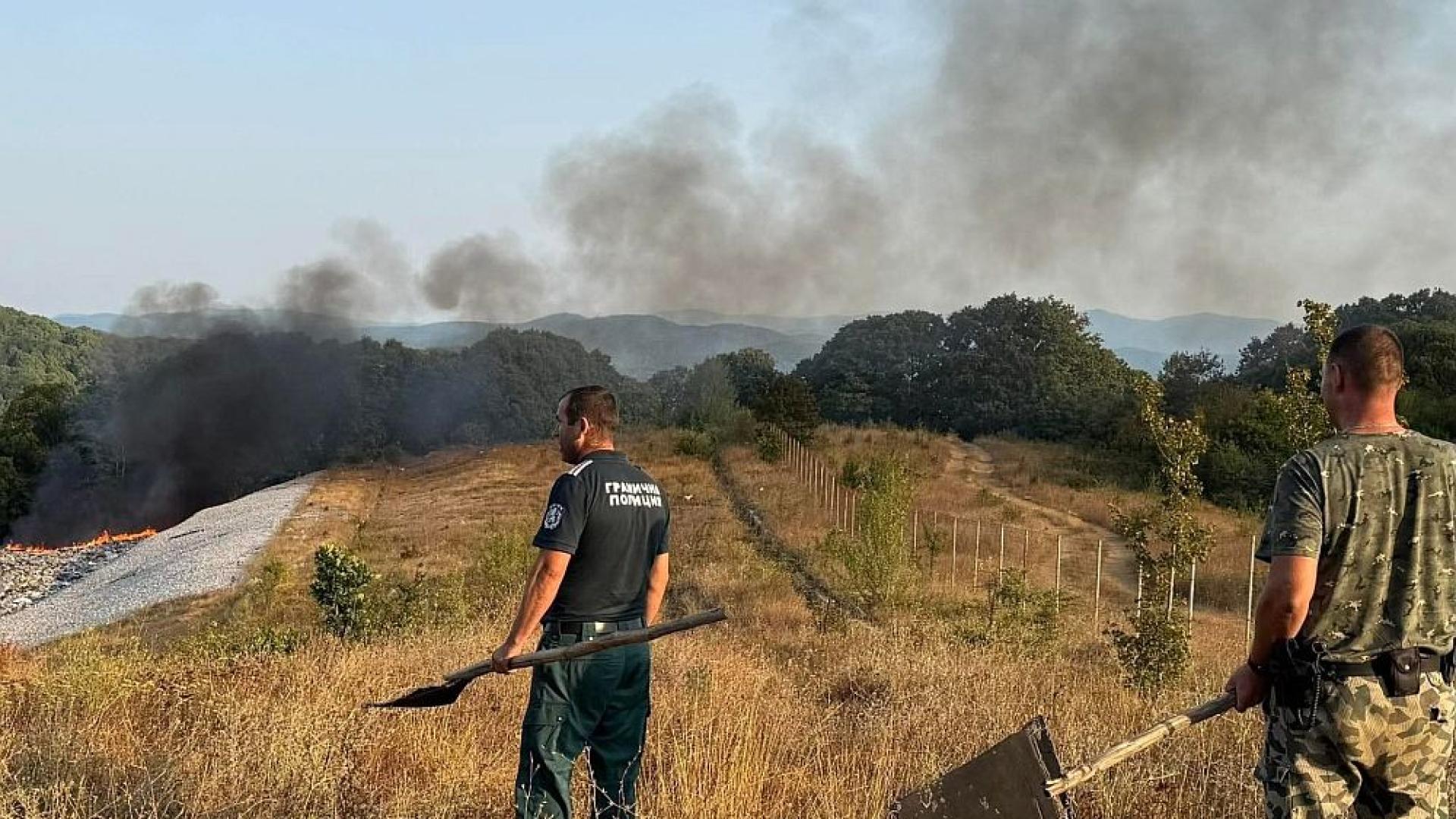 Пожар е обхванал територия със сухи треви и храсти край