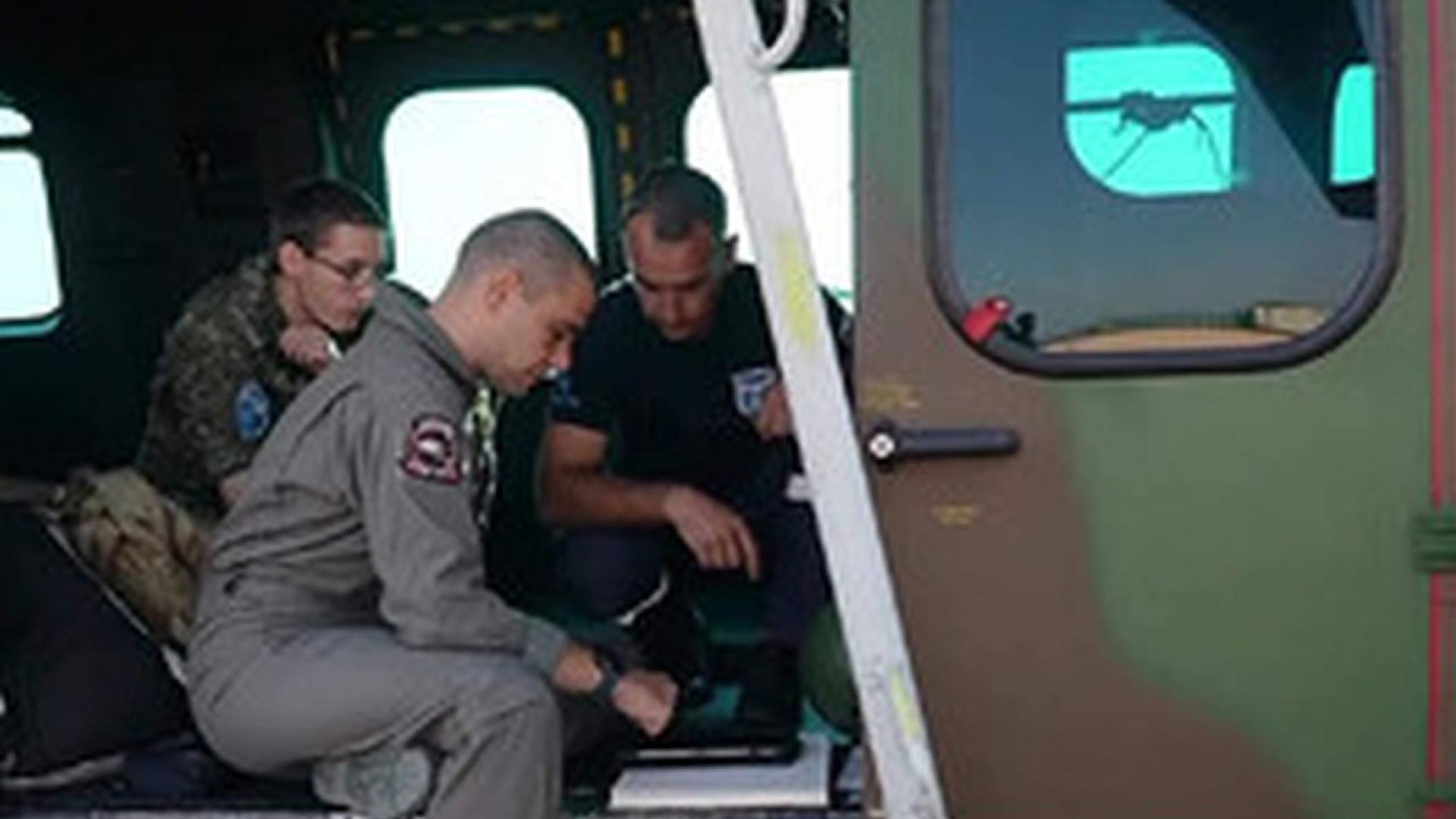 Военнослужещи от Сухопътните войски и хеликоптер Кугар от състава на