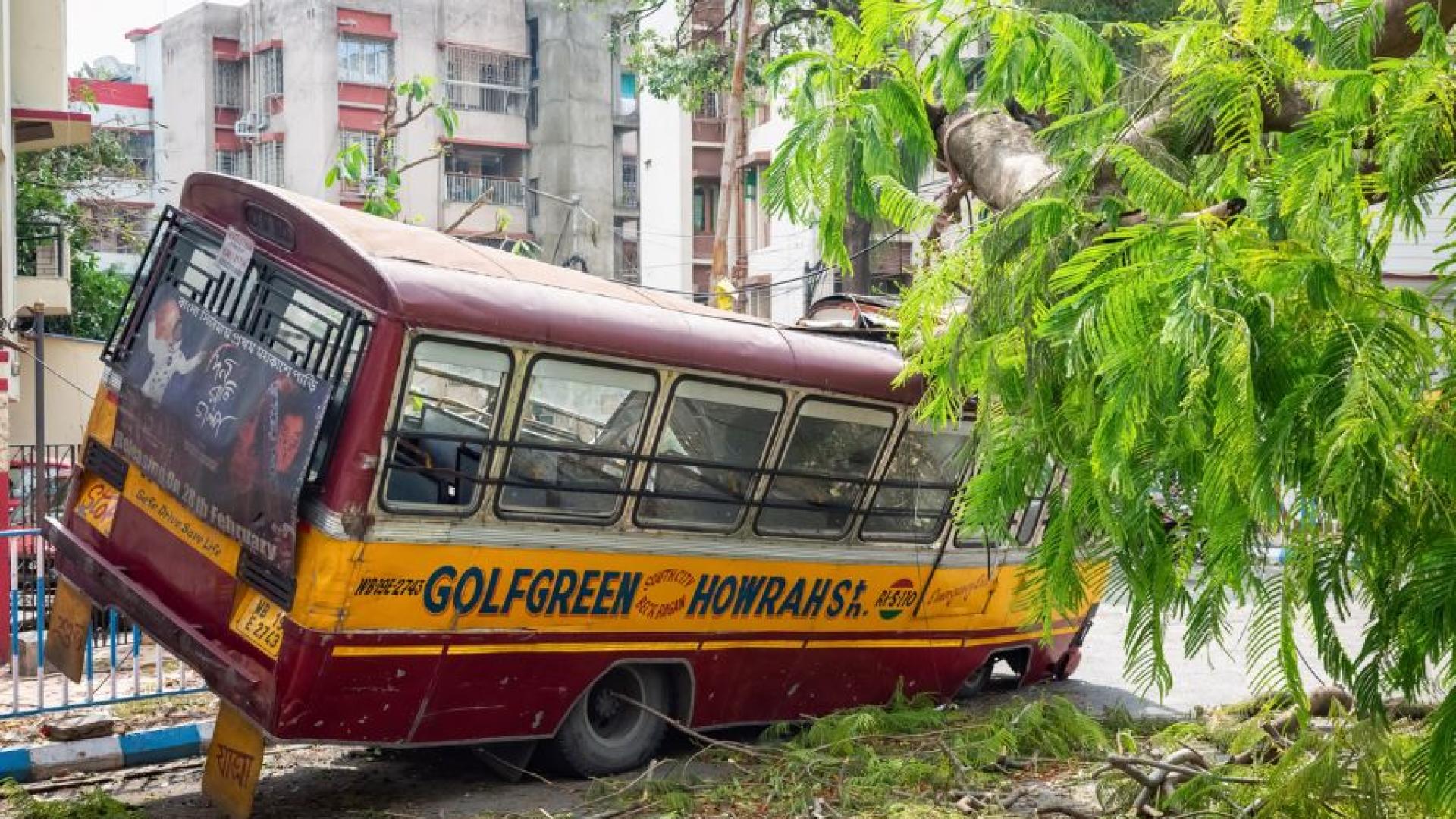 Най малко 18 души загинаха в Източна Индия след като автобус