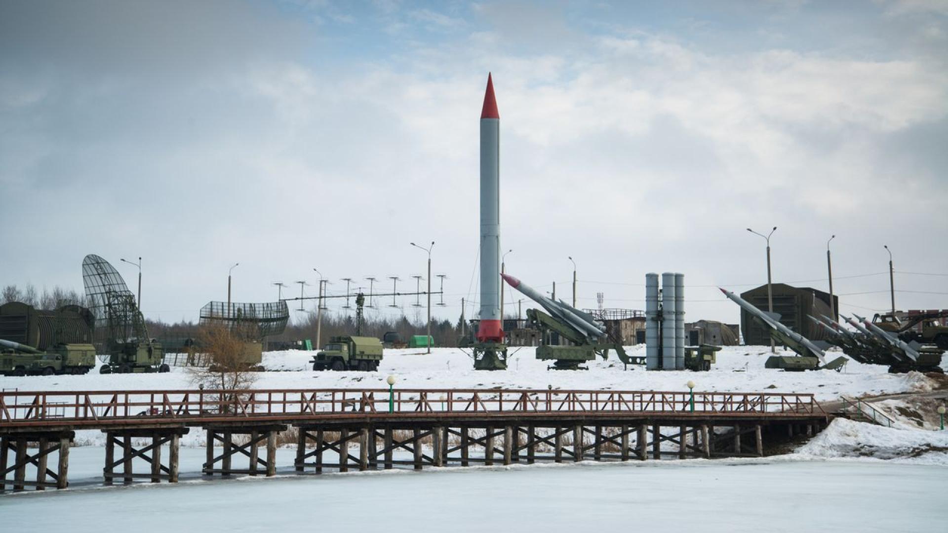 Сгушен под ледените простори на Гренландската ледена покривка се намира