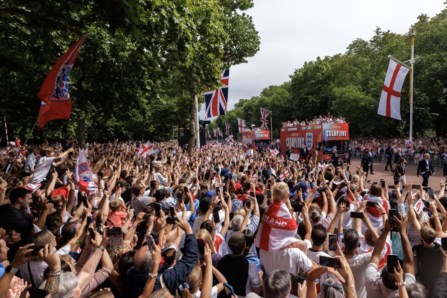 Посрещане на европейските шампионки по футбол от Англия1