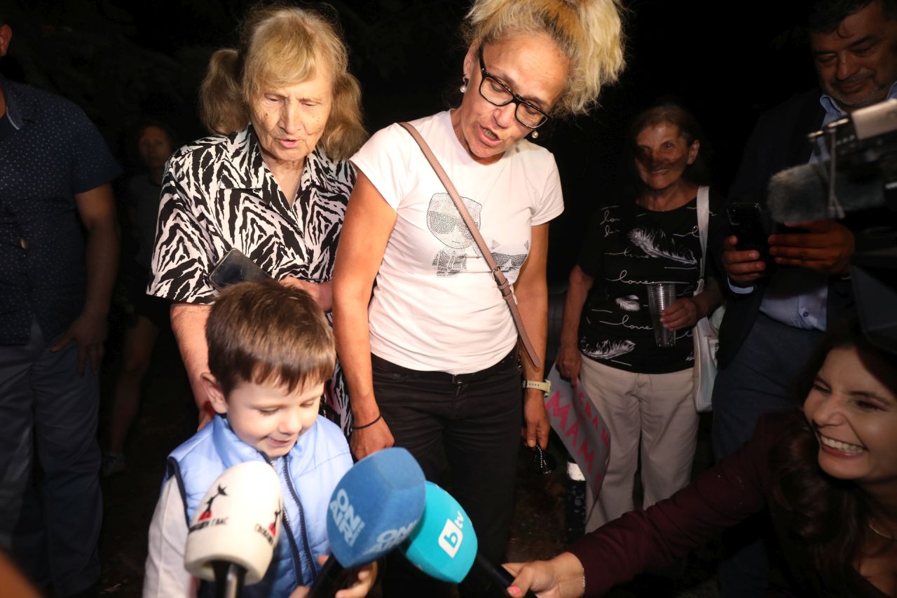 <p>Десислава Иванчева беше помилвана от вицепрезидента Илияна Йотова и излезе на свобода. Близките ѝ организираха емоционално посрещане пред дома ѝ, където тя прегърна малкия си син като свободен човек.</p>