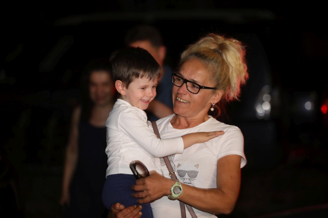 <p>Десислава Иванчева беше помилвана от вицепрезидента Илияна Йотова и излезе на свобода. Близките ѝ организираха емоционално посрещане пред дома ѝ, където тя прегърна малкия си син като свободен човек.</p>
