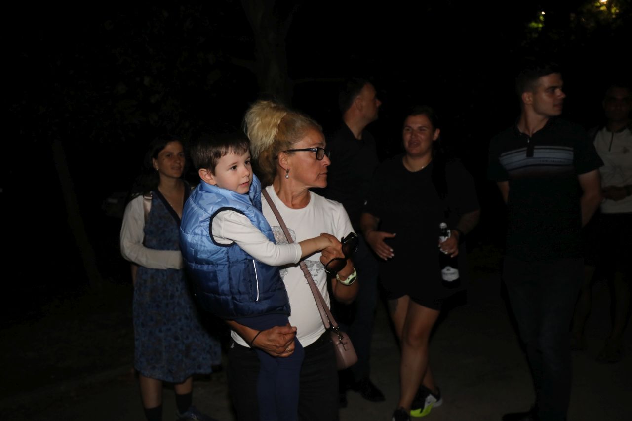 <p>Десислава Иванчева беше помилвана от вицепрезидента Илияна Йотова и излезе на свобода. Близките ѝ организираха емоционално посрещане пред дома ѝ, където тя прегърна малкия си син като свободен човек.</p>