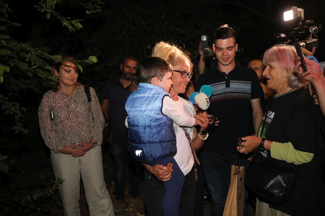 <p>Десислава Иванчева беше помилвана от вицепрезидента Илияна Йотова и излезе на свобода. Близките ѝ организираха емоционално посрещане пред дома ѝ, където тя прегърна малкия си син като свободен човек.</p>