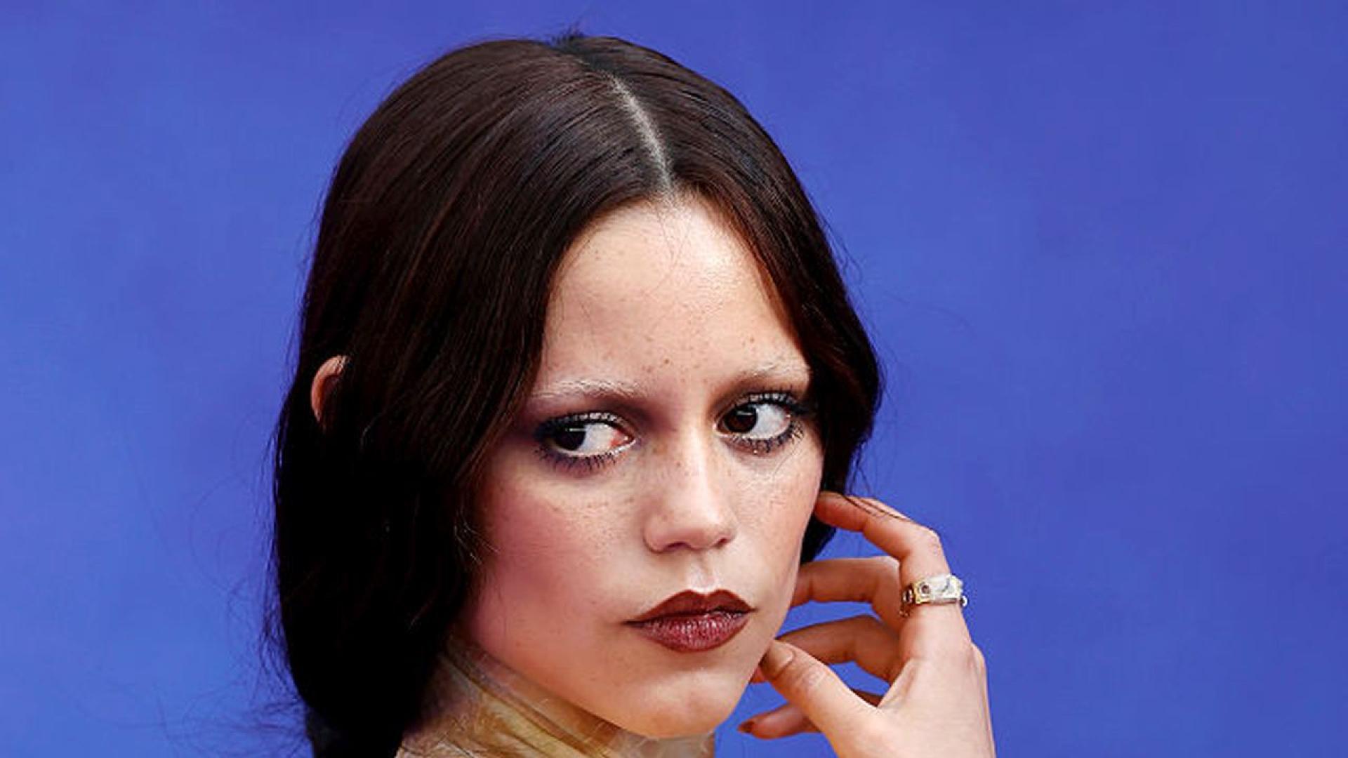 Джена Ортега се завърна със стил на лилавия килим по